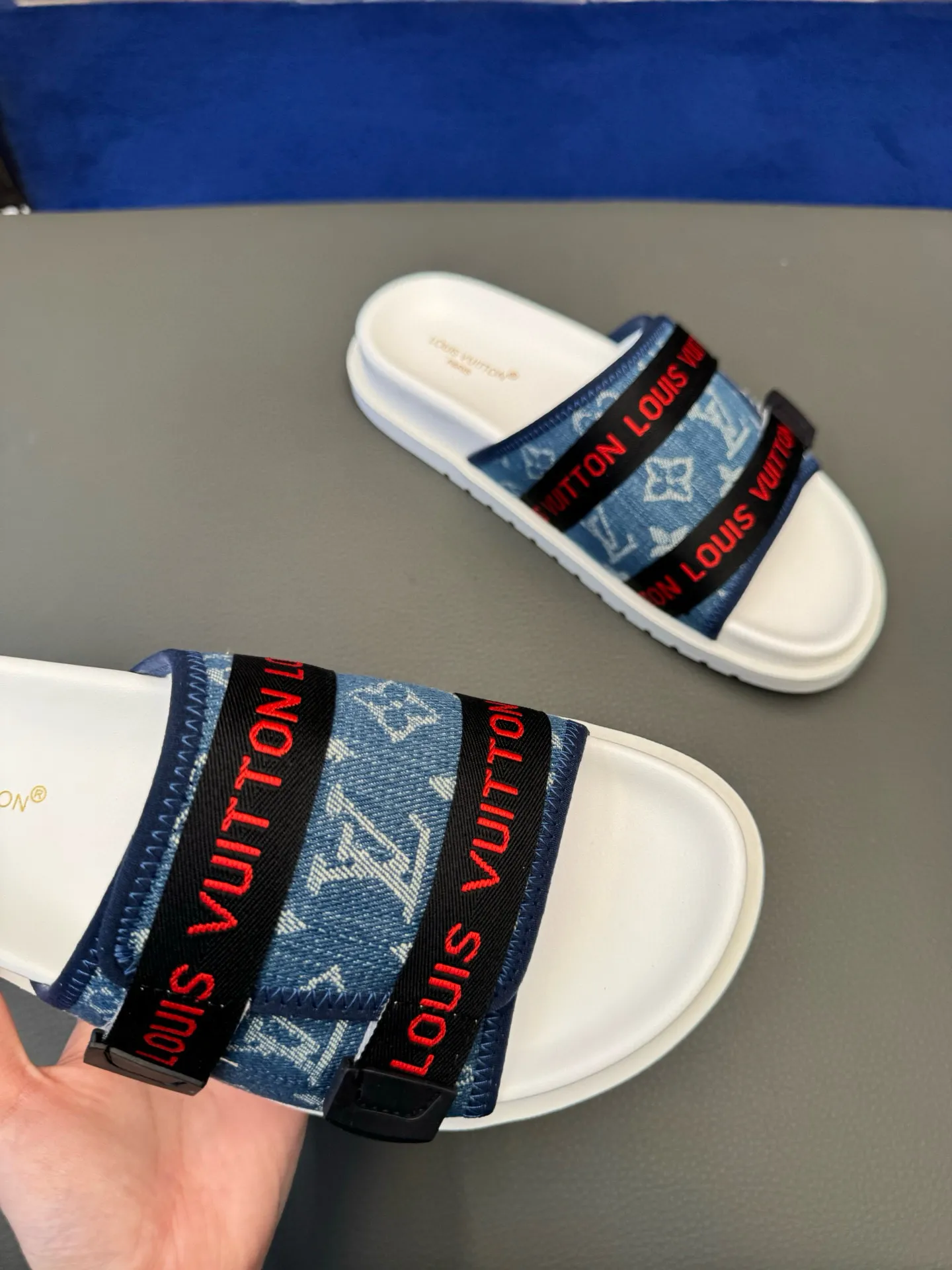 [L Home] P: 340💰Size: 38-45 Top purchasing lv men's summer slippers, classic presbyopia with soft real leather lining, unique color splicing effect, distinctive personality, fashionable and trendy essential style, light and comfortable. Lightweight and tough rubber insole, micro ridged foam outsole, super comfortable!